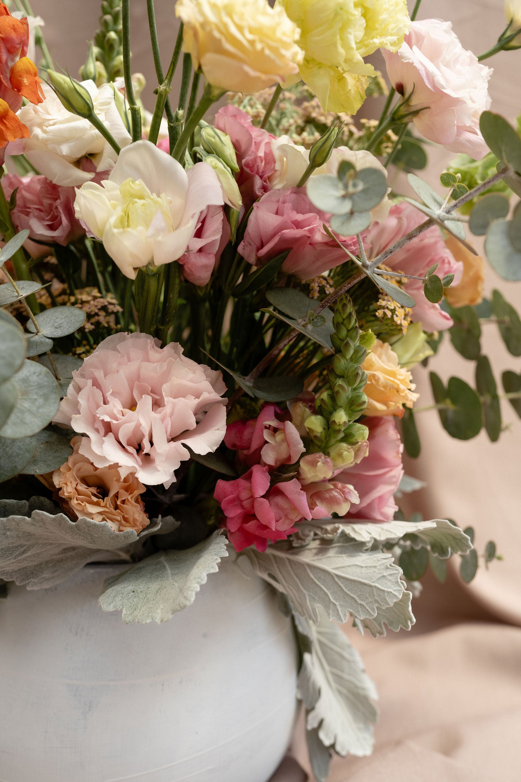 Regala flores, lisianthus, aquilea, eucalipto
