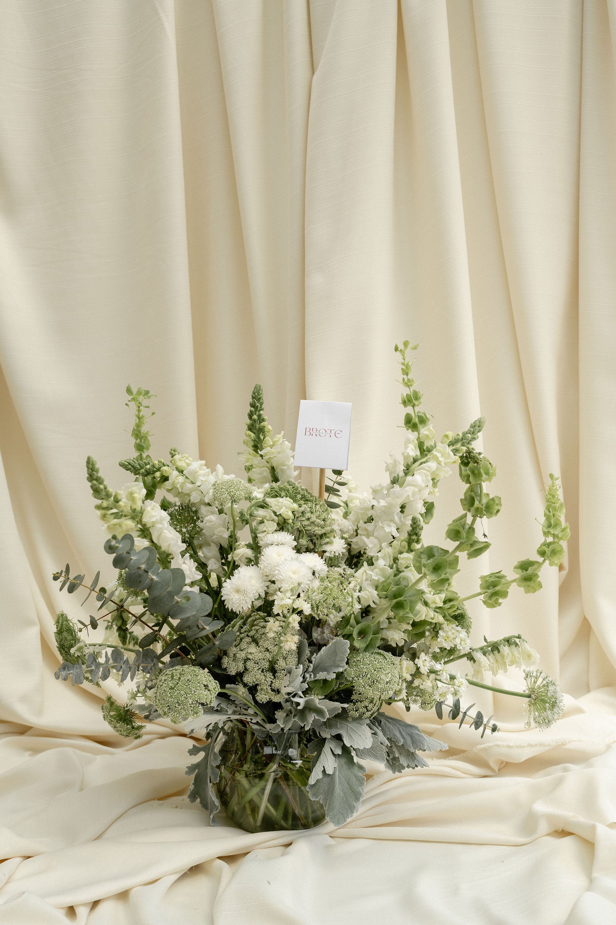 Arreglos de flores en blanco México Brote