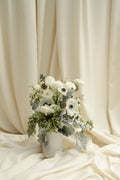 Brote flores arreglos de flores en blanco