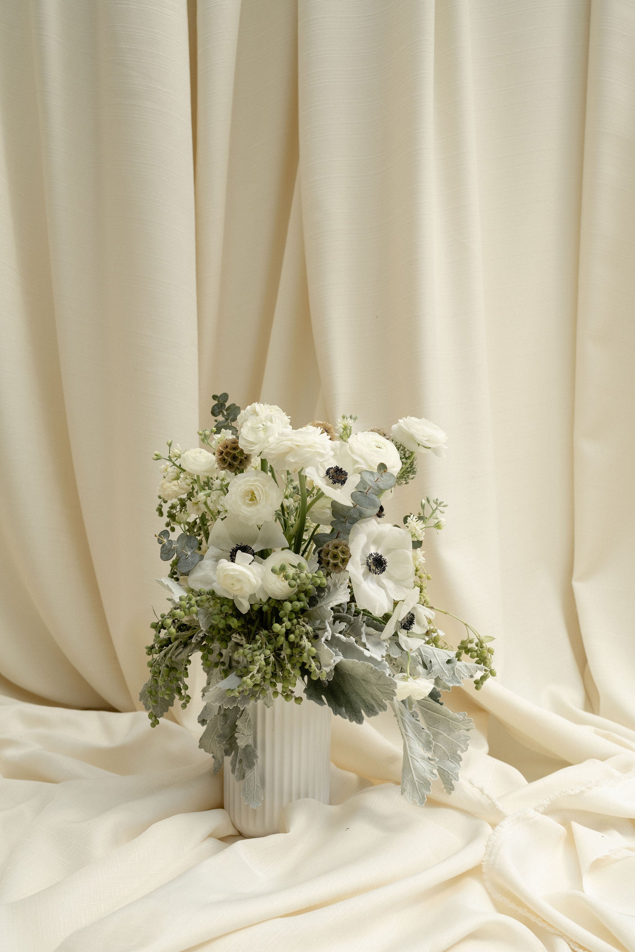 Brote flores arreglos de flores en blanco